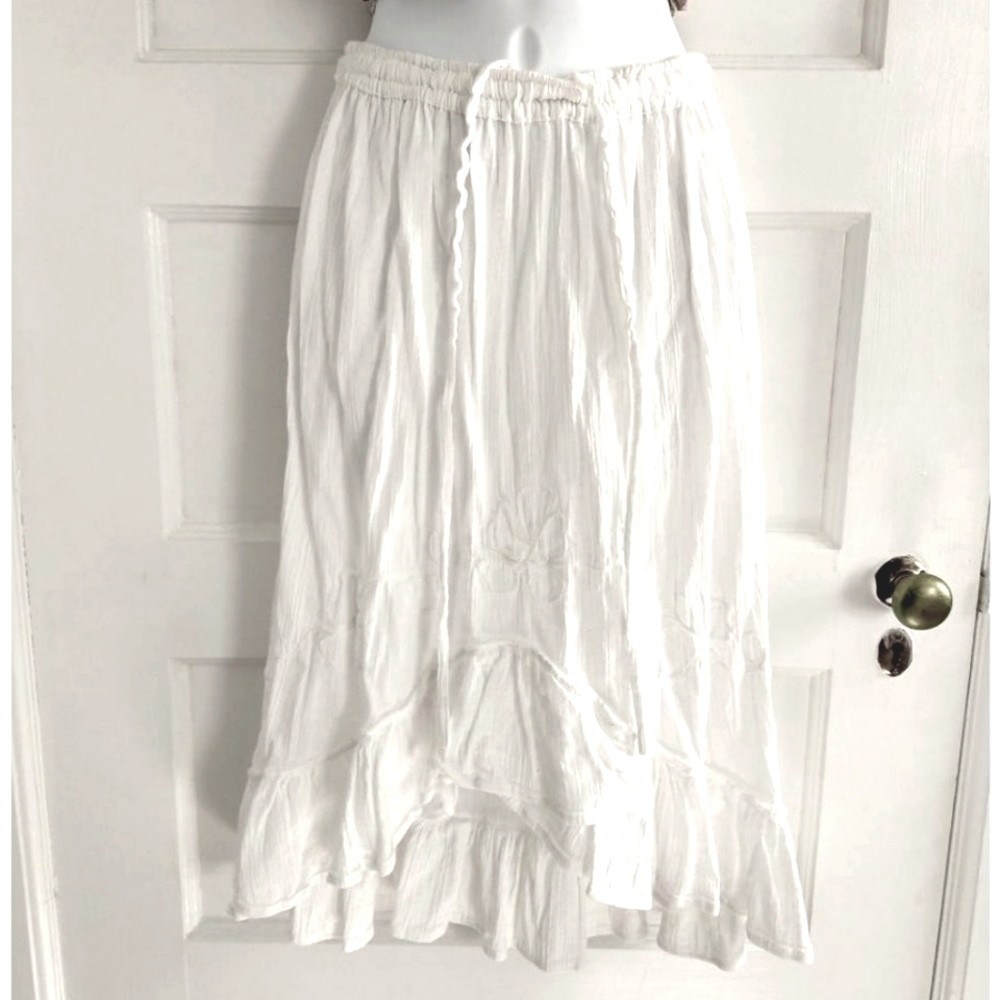 Excellent condition High-low linen/gauzy white skirt. Fits Sz M